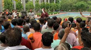 Annoyed at being : व्यापारियों ने ट्रस्ट भूमि पर स्थाई मंडी की मांग की, गांव में लगने पर नाराज़ ?