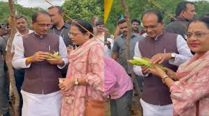 Enjoy the weather : बारिश में भीगे कृषि मंत्री शिवराज सिंह चौहान, पत्नी संग भुट्टा खाकर उठाया मौसम का आनंद ?