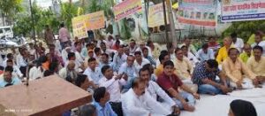 Demonstration : शिक्षणेत्तर कर्मचारियों की लंबित समस्याओं को लेकर धरना प्रदर्शन ? 