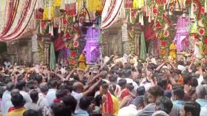 A flood of devotion surged : बांके बिहारी मंदिर में हरियाली तीज पर भक्ति उमड़ा सैलाब ?