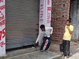 Exposed the truth : हापुड़ आबकारी विभाग की लापरवाही से तय समय से पहले बिक रही शराब, वायरल वीडियो ने खोली पोल ? 