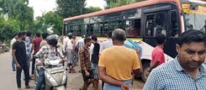 Death of a young man : प्राइवेट बस की चपेट में आने से युवक की मौत ?
