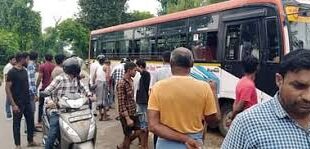 Death of a young man : प्राइवेट बस की चपेट में आने से युवक की मौत ?