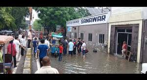 Public anger : गंगोह में बारिश भरे गड्ढे में ई-रिक्शा पलटा, सवारियां घायल, जनता में रोष ?
