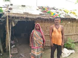 Two men injured : झोपड़ी रखने के विवाद में घर मे घुस कर पड़ोसियों ने कुल्हाड़ी से किया हमला दो महिला समेत दो पुरुष घायल
