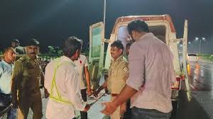 Three injured : हापुड़ NH-9 पर भीषण दो की मौत, तीन घायल ?