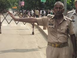 Home Guard told DM : मथुरा (उत्तर प्रदेश) में होमगार्ड ने डीएम और एसएसपी का रास्ता रोक दिया ? 