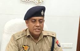Police officers : जौनपुर में पुलिस अधिकारियों का बड़ा फेरबदल:SP ने 2 दर्जन थानाध्यक्षों और इंस्पेक्टरों के किए तबादले