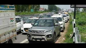 मुरादाबाद के चार दोस्त रात दिल्ली से लौट रहे थे। उनकी कार जैसे ही अमरोहा के अतरासी टोल प्लाजा पर पहुंची