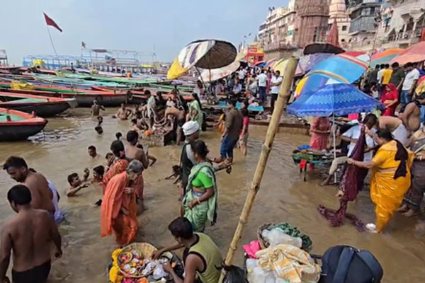 Took a dip of faith : देवशयनी एकादशी - काशी में गंगा स्नान के लिए उमड़े श्रद्धालु, लगाई आस्था की डुबकी ?