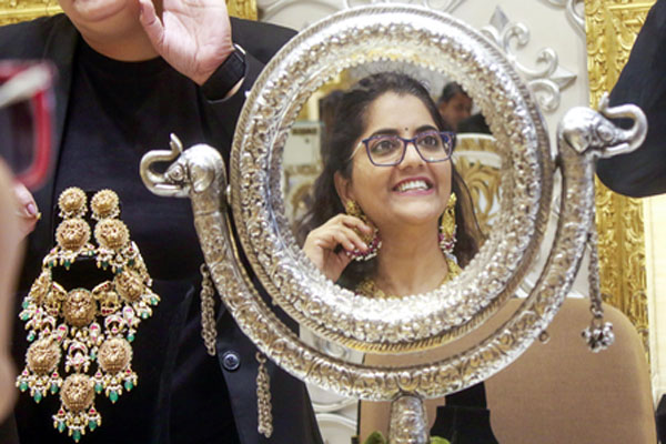 Crossed Rs 1.07 lakh : सोना इस हफ्ते 1,200 रुपए से अधिक महंगा हुआ, चांदी 1.07 लाख रुपए के पार ?