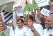 The changing color : गिरगिट संग पहुंचे विधायक, बोले- सरकार बदल रही रंग ?