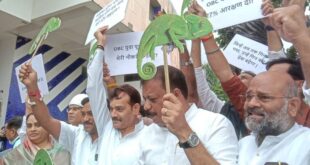 The changing color : गिरगिट संग पहुंचे विधायक, बोले- सरकार बदल रही रंग ?