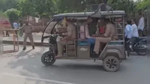 Home Guard told DM : मथुरा (उत्तर प्रदेश) में होमगार्ड ने डीएम और एसएसपी का रास्ता रोक दिया ?