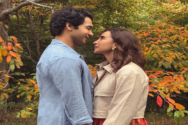 Rajkumar Rao : पत्नी पत्रलेखा के साथ न्यूजीलैंड घूम रहे राजकुमार राव, पतझड़ के मौसम में दिए रोमांटिक पोज ?