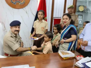 Security assurance : रक्षाबंधन पर छात्राओं ने एसपी को राखी बांधी, उपहार मिले, सुरक्षा का भरोसा ?