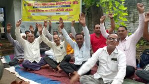 Expressed deep resentment : मेरठ में शिक्षणेत्तर कर्मचारियों का धरना, अफसरों की उदासीनता पर जताया गहरा रोष ?