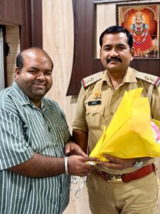 Naman khurana : नवागंतुक थानाध्यक्ष अक्षय शर्मा का व्यापारी नेता नमन खुराना ने बुके देकर किया स्वागत ?