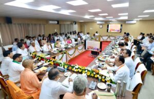 Public representatives : उत्तर प्रदेश के मुख्यमंत्री योगी आदित्यनाथ की जन प्रतिनिधियों से मुलाक़ात मे विपक्ष का कोई जन प्रतिनिधि नजर नहीं आया ?