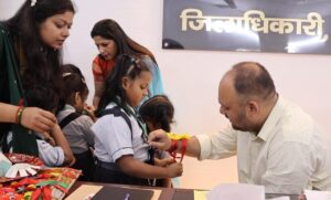 Abhishek Pandey : स्कूली बच्चियों ने जिलाधिकारी अभिषेक पांडे को राखी बांधकर दी लंबी उम्र की दुआ ?