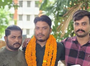 Questions arising : गौ तस्कर के साथ वायरल हुई पुलिसकर्मी की तस्वीर, 48 घंटे बाद भी नहीं हुई कार्रवाई, उठ रहे सवाल ?