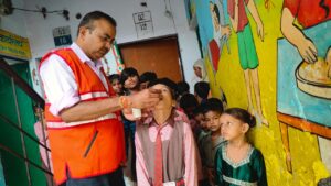 The flag was distributed : इंडियन रेडक्रॉस सोसाइटी, आरोग्य भारती एवं सेवा फाउंडेशन ने होम्योपैथिक औषधि, ध्वज वितरण किया ?