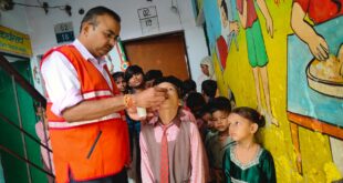 The flag was distributed : इंडियन रेडक्रॉस सोसाइटी, आरोग्य भारती एवं सेवा फाउंडेशन ने होम्योपैथिक औषधि, ध्वज वितरण किया ?