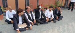 Sitting on a dharna : कैंट स्टेशन पर जीआरपी थाने के पास अधिवक्ता बैठे धरने पर ?