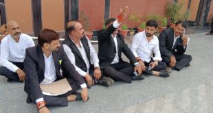 Sitting on a dharna : कैंट स्टेशन पर जीआरपी थाने के पास अधिवक्ता बैठे धरने पर ?