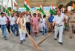 The mayor brooms : स्वतंत्रता दिवस पर निगम की तिरंगा रैली, महापौर ने झाड़ू लगाकर स्वच्छता का संदेश दिया ?