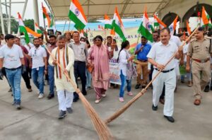 The mayor brooms : स्वतंत्रता दिवस पर निगम की तिरंगा रैली, महापौर ने झाड़ू लगाकर स्वच्छता का संदेश दिया ? 