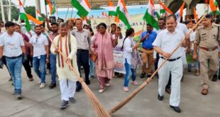 The mayor brooms : स्वतंत्रता दिवस पर निगम की तिरंगा रैली, महापौर ने झाड़ू लगाकर स्वच्छता का संदेश दिया ?