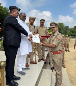 Best wishes : जौनपुर पुलिस लाइन में मंत्री गिरीश यादव ने ध्वजारोहण कर दी शुभकामनाएं व बधाई ?