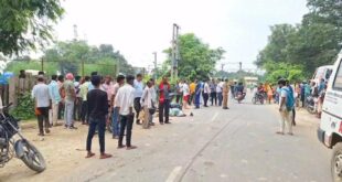 life of a teacher : जौनपुर में दो हादसे बाइक से युवक की मौत, बस से शिक्षक की जान गई ?