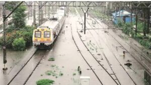 Rail services resume : मध्य रेल पर भारी बारिश के चुनौती के बावजूद - निर्बाध रेल सेवाएं जारी ?