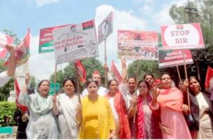 Protests : मेरठ में वोट काटे जाने के विरोध में समाजवादी पार्टी के कार्यकर्ताओं ने किया विरोध प्रदर्शन ?