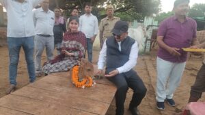 Cow worship : जिलाधिकारी डॉ. दिनेश चंद्र ने जन्माष्टमी पर बदलापुर गौशाला का निरीक्षण कर गो‑पूजन किया ?