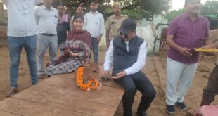 Cow worship : जिलाधिकारी डॉ. दिनेश चंद्र ने जन्माष्टमी पर बदलापुर गौशाला का निरीक्षण कर गो‑पूजन किया ?