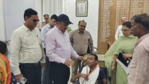 Gave Assurance : जनसुनवाई में फरियादी को आर्थिक सहायता देते हुए जिलाधिकारी ने हर संभव मदद का आश्वासन दिया ?
