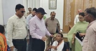 Gave Assurance : जनसुनवाई में फरियादी को आर्थिक सहायता देते हुए जिलाधिकारी ने हर संभव मदद का आश्वासन दिया ?
