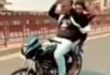 No holding hands : उत्तर प्रदेश के बुलंदशहर में युवक चलते बाइक पर हाथ नहीं पकड़े स्टंट कर रहे ?