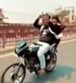 No holding hands : उत्तर प्रदेश के बुलंदशहर में युवक चलते बाइक पर हाथ नहीं पकड़े स्टंट कर रहे ?