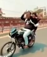 No holding hands : उत्तर प्रदेश के बुलंदशहर में युवक चलते बाइक पर हाथ नहीं पकड़े स्टंट कर रहे ?