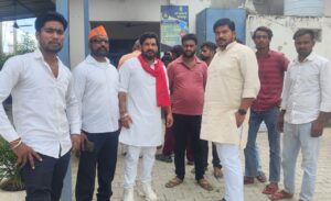 Bounty criminal : पुलिस को देखते ही पीछे से भागा हिंदू युवा वाहिनी नेता, इनामी बदमाश को छिपाया ?