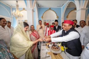 Birthday : अखिलेश यादव ने थमाया 100 रुपये गिफ्ट तो शरमा गईं इकरा हसन, लखनऊ के फाइव स्टार होटल में मना बर्थडे ?