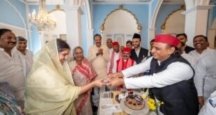 Birthday : अखिलेश यादव ने थमाया 100 रुपये गिफ्ट तो शरमा गईं इकरा हसन, लखनऊ के फाइव स्‍टार होटल में मना बर्थडे ?