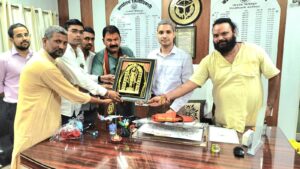 Respected : व्यापार मंडल ने जिलाधिकारी को किया सम्मानित ?