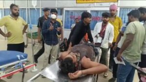 Cut the neck : चाचा ने भतीजी के बाद अपनी गर्दन काटी युवती की मौत, युवक वाराणसी रेफर, घर पर अकेले थे दोनों ?