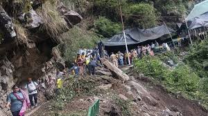 Stones on car : कश्मीर में लैंडस्लाइड, कार पर पत्थर गिरने से SDM और उसके बेटे की मौत, पत्नी हुई घायल, LG ने जताया दुख ?