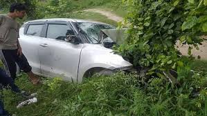 Four devotees injured : सड़क किनारे चल रहे व्यक्ति को टक्कर मारने के बाद पेड़ से टकराई कार, एक की मौत, चार श्रद्धालु घायल ?